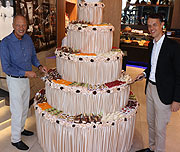2,10 Meter hohe Torte, bestehend aus 1883 kleinen Kuchen und Petit Fours (©Foto:Martin Schmitz)